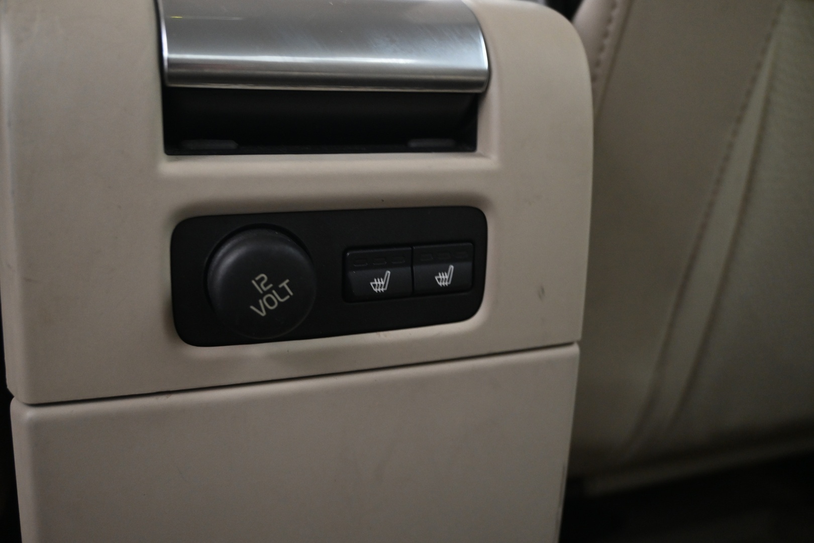 Punainen Sedan, Volvo S80 – ZJL-815