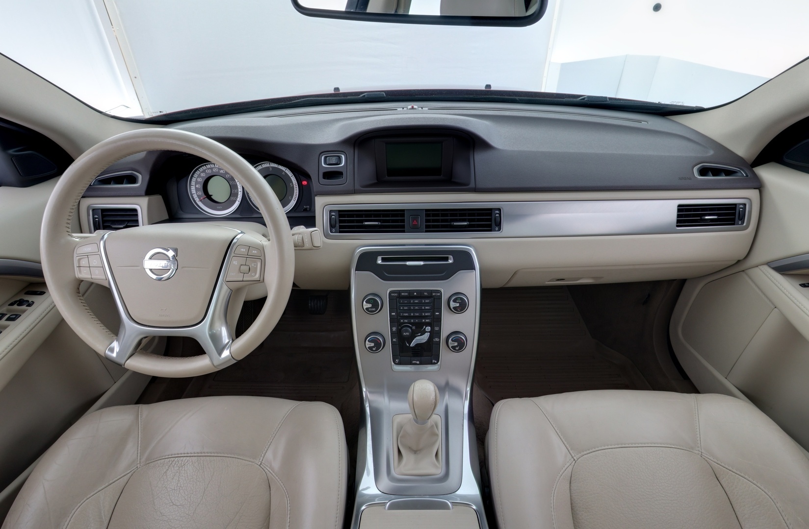 Punainen Sedan, Volvo S80 – ZJL-815