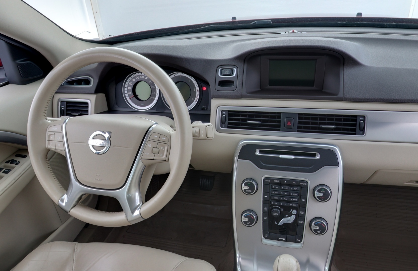 Punainen Sedan, Volvo S80 – ZJL-815