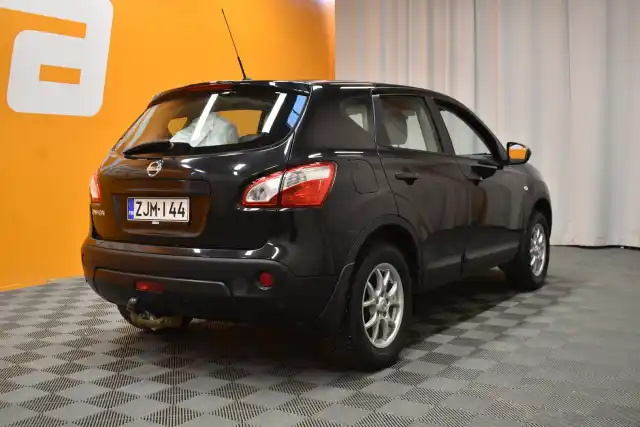 Musta Maastoauto, Nissan Qashqai – ZJM-144