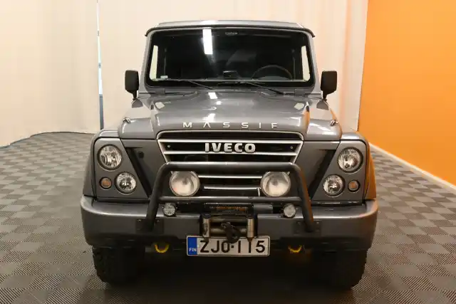 Harmaa Tila-auto, Iveco MASSIF – ZJO-115
