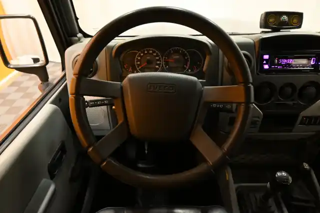 Harmaa Tila-auto, Iveco MASSIF – ZJO-115