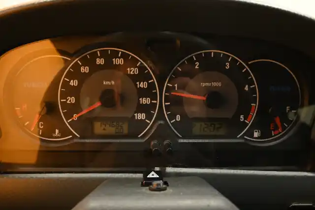 Harmaa Tila-auto, Iveco MASSIF – ZJO-115