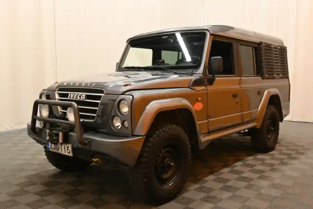 Harmaa Tila-auto, Iveco MASSIF – ZJO-115