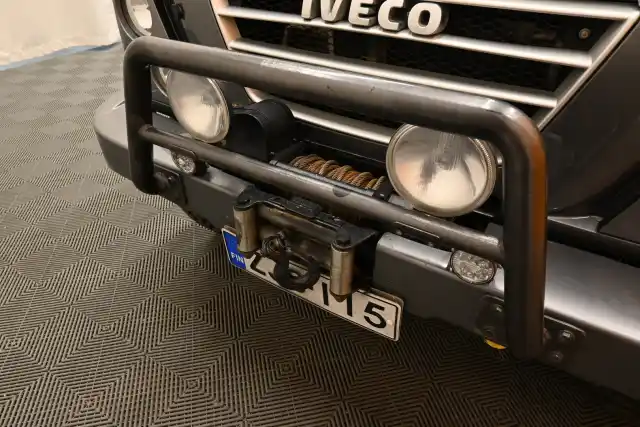 Harmaa Tila-auto, Iveco MASSIF – ZJO-115