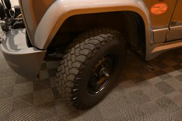Harmaa Tila-auto, Iveco MASSIF – ZJO-115