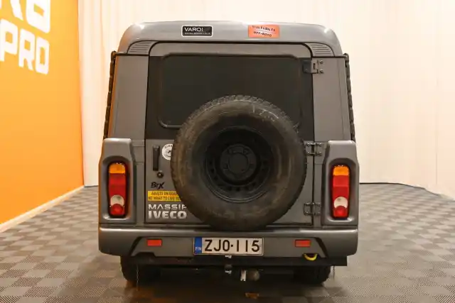Harmaa Tila-auto, Iveco MASSIF – ZJO-115