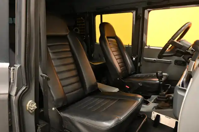 Harmaa Tila-auto, Iveco MASSIF – ZJO-115