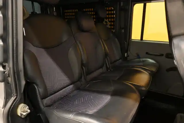 Harmaa Tila-auto, Iveco MASSIF – ZJO-115