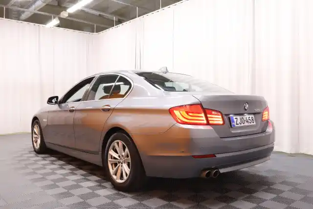 Harmaa Sedan, BMW 520 – ZJO-458