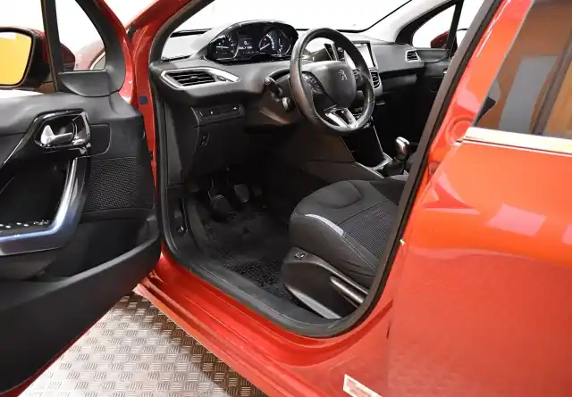 Punainen Viistoperä, Peugeot 208 – ZJP-394