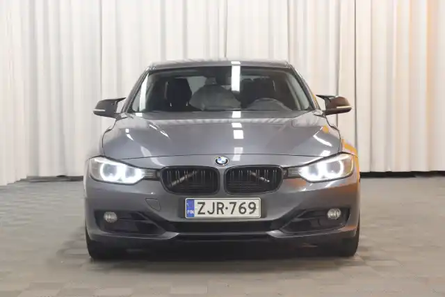 Harmaa Sedan, BMW 320 – ZJR-769