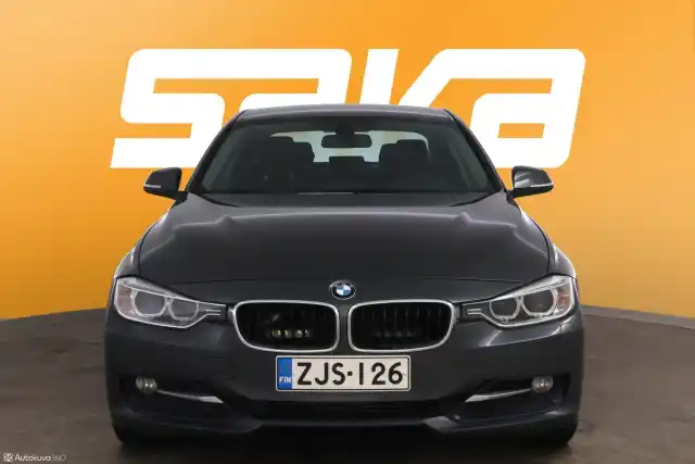 Harmaa Sedan, BMW 318 – ZJS-126