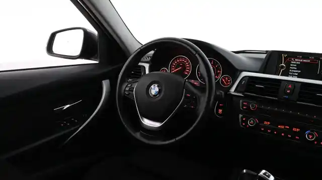 Harmaa Sedan, BMW 318 – ZJS-126