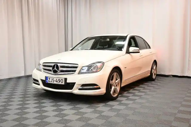 Valkoinen Sedan, Mercedes-Benz C – ZJS-490