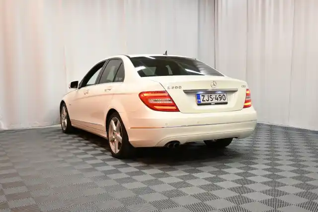 Valkoinen Sedan, Mercedes-Benz C – ZJS-490