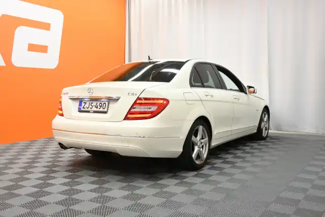 Valkoinen Sedan, Mercedes-Benz C – ZJS-490