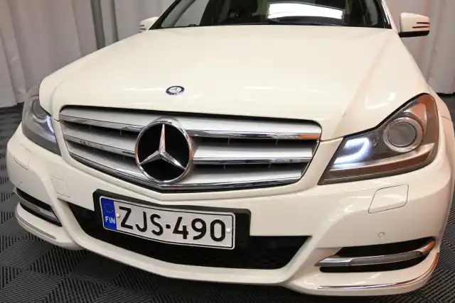 Valkoinen Sedan, Mercedes-Benz C – ZJS-490