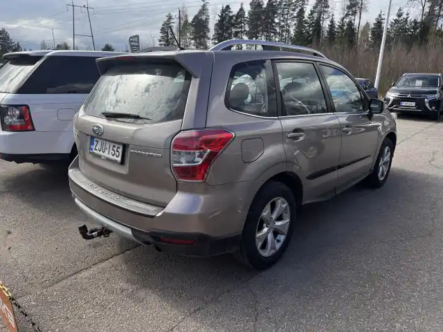Harmaa Maastoauto, Subaru Forester – ZJU-155