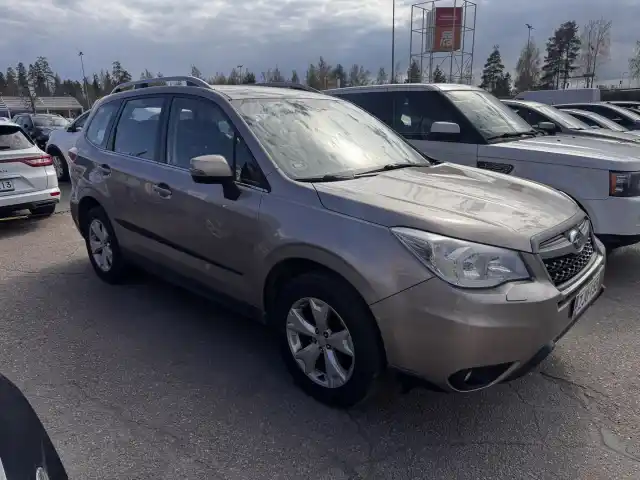Harmaa Maastoauto, Subaru Forester – ZJU-155