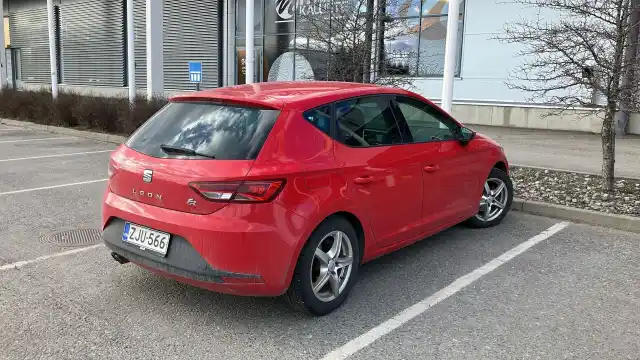 Punainen Viistoperä, Seat Leon – ZJU-566