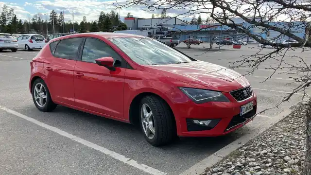 Punainen Viistoperä, Seat Leon – ZJU-566