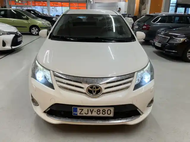 Valkoinen Farmari, Toyota Avensis – ZJV-880