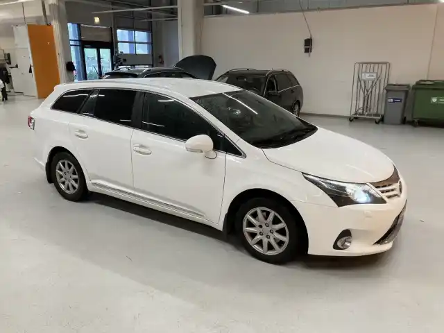 Valkoinen Farmari, Toyota Avensis – ZJV-880