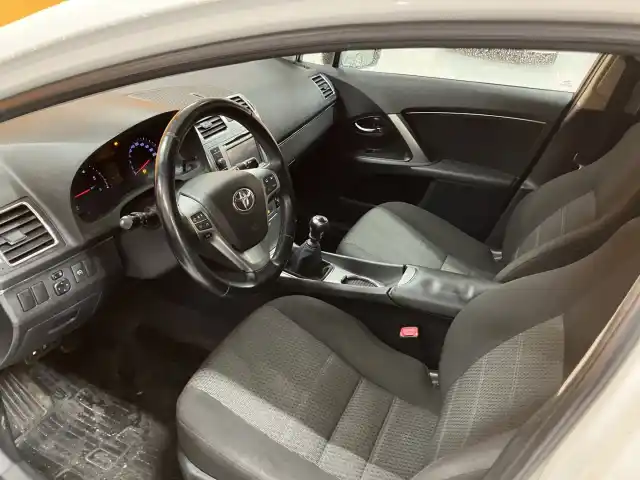 Valkoinen Farmari, Toyota Avensis – ZJV-880