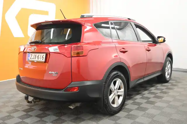 Punainen Maastoauto, Toyota RAV4 – ZJX-616