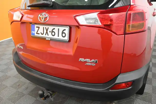 Punainen Maastoauto, Toyota RAV4 – ZJX-616