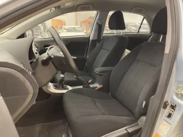 Sininen Sedan, Toyota Corolla – ZJZ-327