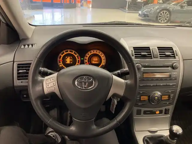 Sininen Sedan, Toyota Corolla – ZJZ-327