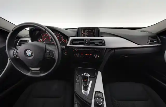 Valkoinen Farmari, BMW 320 – ZKB-546