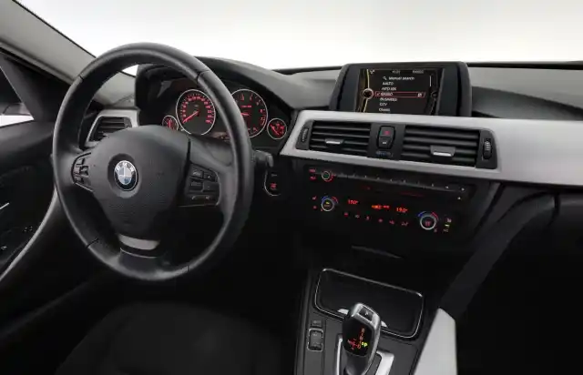 Valkoinen Farmari, BMW 320 – ZKB-546