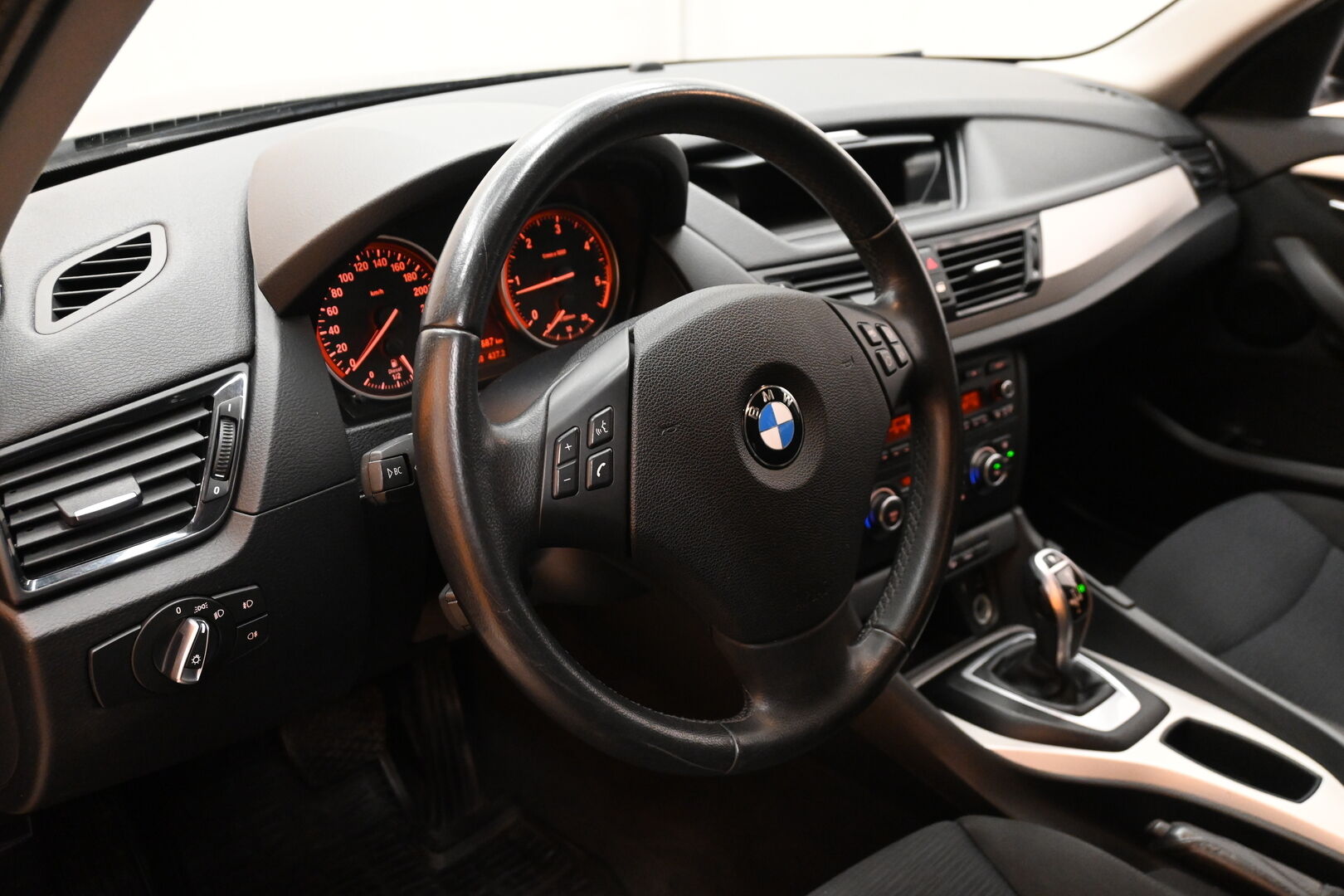 Musta Maastoauto, BMW X1 – ZKB-566