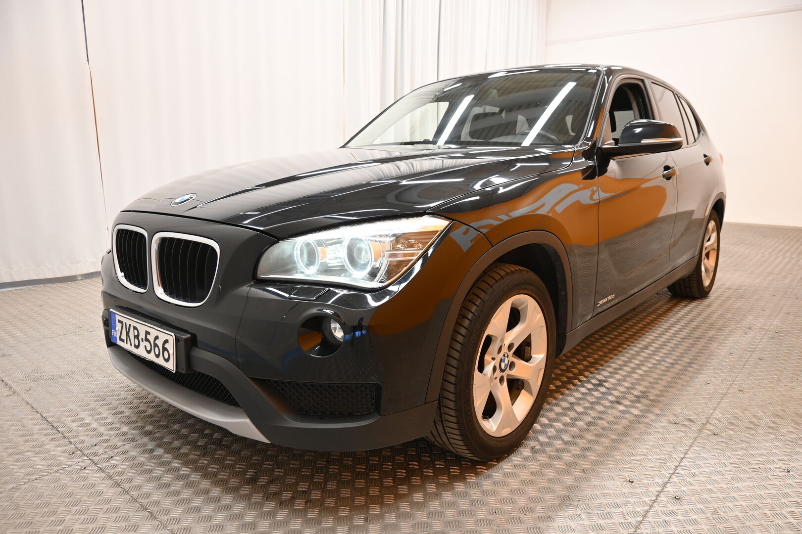 Musta Maastoauto, BMW X1 – ZKB-566