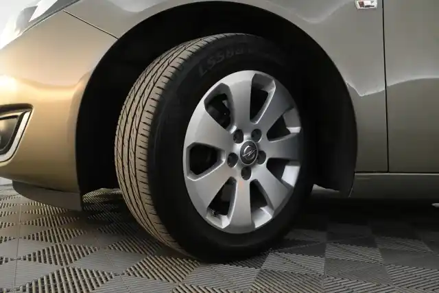 Ruskea Sedan, Opel Insignia – ZKC-283