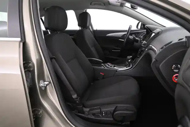 Ruskea Sedan, Opel Insignia – ZKC-283