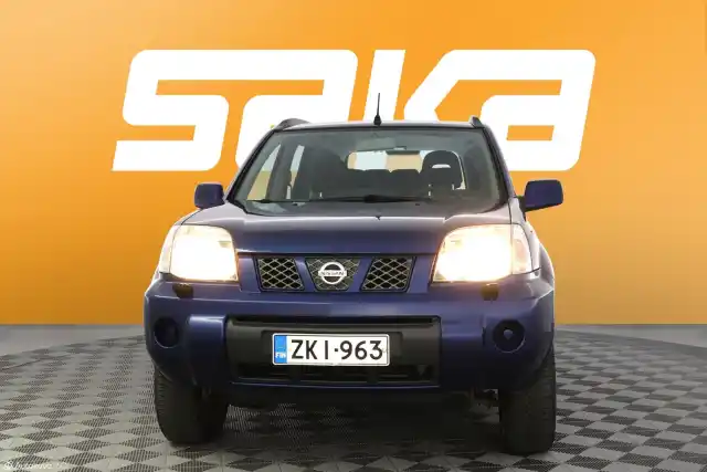 Sininen Maastoauto, Nissan X-TRAIL – ZKI-963
