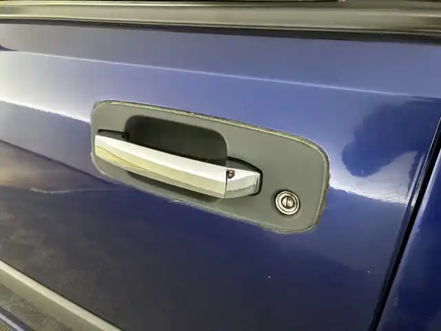 Sininen Maastoauto, Nissan X-TRAIL – ZKI-963
