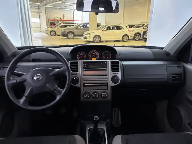 Sininen Maastoauto, Nissan X-TRAIL – ZKI-963