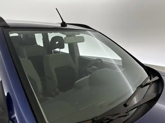 Sininen Maastoauto, Nissan X-TRAIL – ZKI-963