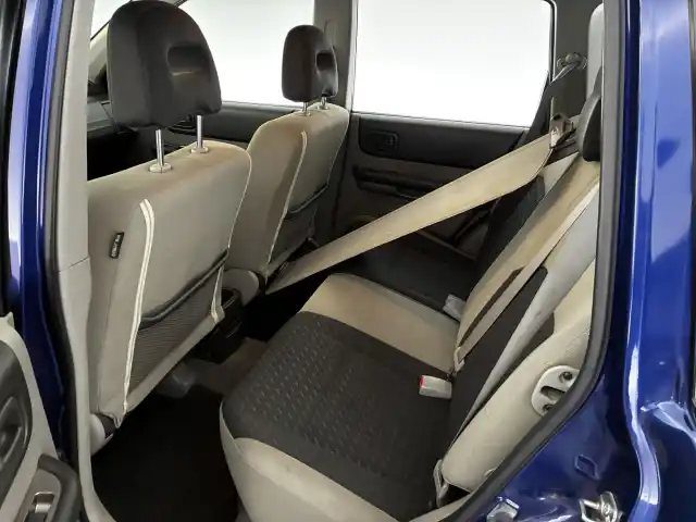 Sininen Maastoauto, Nissan X-TRAIL – ZKI-963