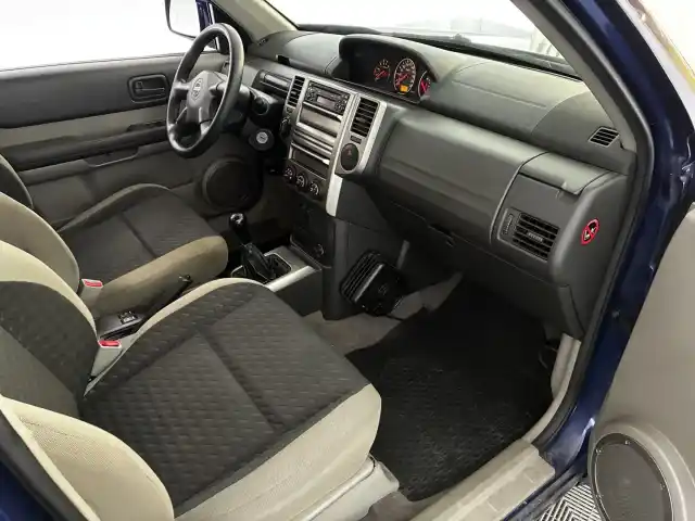 Sininen Maastoauto, Nissan X-TRAIL – ZKI-963