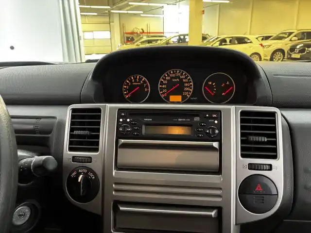 Sininen Maastoauto, Nissan X-TRAIL – ZKI-963