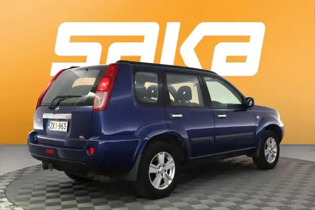 Sininen Maastoauto, Nissan X-TRAIL – ZKI-963