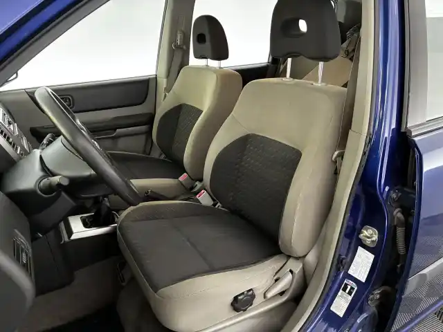 Sininen Maastoauto, Nissan X-TRAIL – ZKI-963