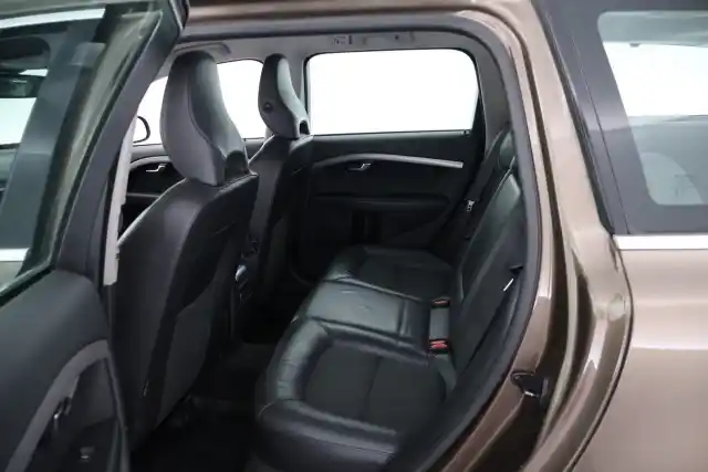 Ruskea (beige) Farmari, Volvo V70 – ZKJ-372