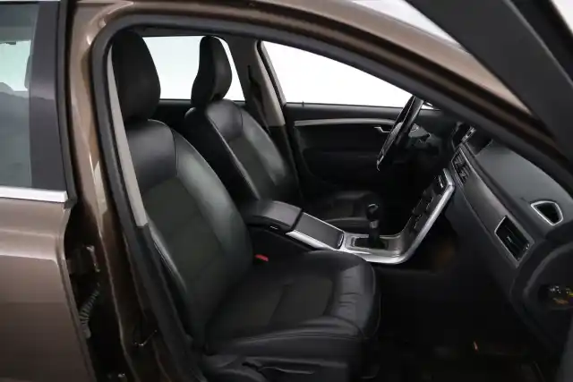 Ruskea (beige) Farmari, Volvo V70 – ZKJ-372